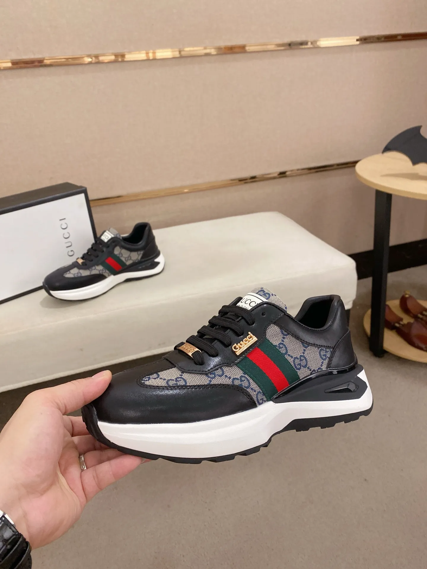 Men's shoes 💰 462💰The new GUCCI (Gucci) counters are launched simultaneously. The new men's shoes, 😘fabrics are selected from imported cowhide, and the lining is sheepskin lining. 👍🏿 High-end ☄️ air-cushion molded anti-slip rubber outsole, exquisite lines, simple and elegant, comfortable and high-end for leisure travel. Code number: 38 to 44 (45 can be customized and cannot be returned or exchanged)